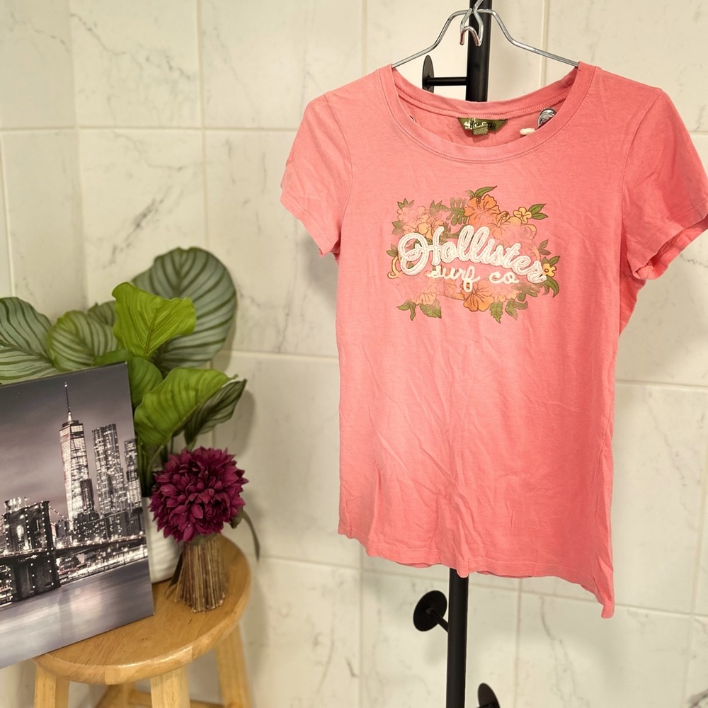 Hollister logo medium tee. Soft. Clean smoke free home